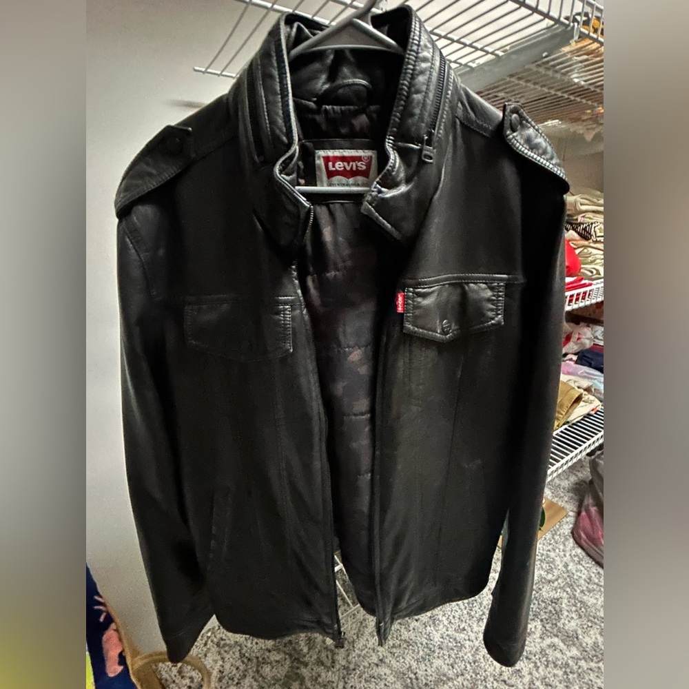 Men’s Levi’s faux leather jacket. Never worn .Black sized small